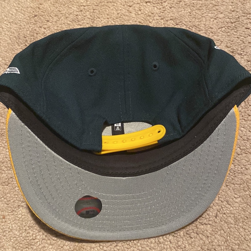 Snap back hat - Picture 4 of 4